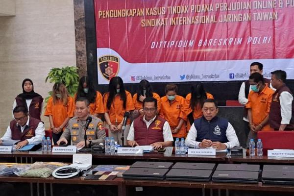 Delapan orang tersangka kasus perjudian online dan pornografi online jaringan internasional ditangkap Bareskrim Polri