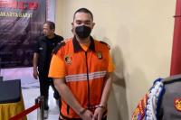 Batara Ageng Mantan Manager Fuji Resmi Tersangka dan Berbaju Tahanan