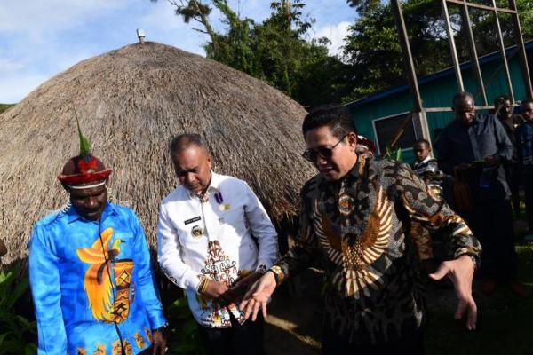 Dalam proses Bakar Batu, masyarakat terlibat dengan tugas masing-masing