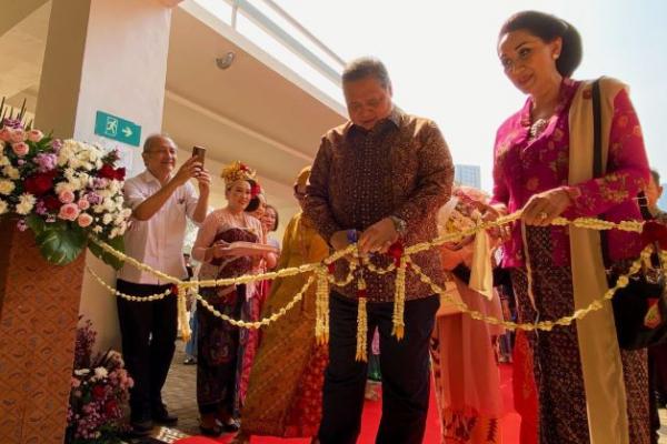Berdasarkan Keputusan Presiden (Keppres) No. 19 Tahun 2023, Hari Kebaya Nasional telah disahkan dan akan diperingati setiap tanggal 24 Juli.