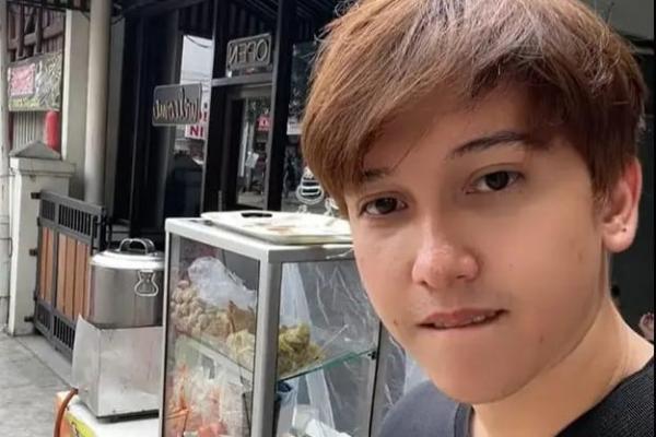 Pesinetron berparas ganteng Sidik Eduard mengaku sei tawaran job hingga memilih jadi penjual cilok.