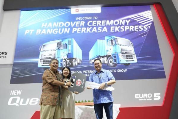 UD Trucks bersama dengan diler resminya Astra UD Trucks, menyerahkan 30 unit Kuzer RKE 150 WB 3850 dan 20 unit Quester CDE 250 WB 6100 kepada BPE Group