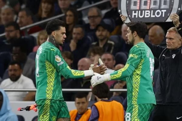 Ederson Moraes membantah laporan yang menyebutnya cemburu dengan performa apik Stefan Ortega