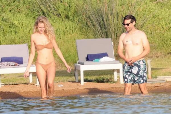 Dibela Mantan Istri tak Kencani Wanita Muda, Tobey Maguire Justru Mesra dengan Model Berusia 24 Tahun