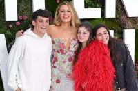 Penggemar Emosional saat Blake Lively Pakaikan Mantel Bulu di Premier It Ends with Us