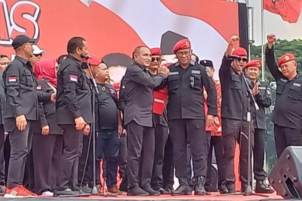 Penyerahan surat tugas tersebut diserahkan langsung Ketua DPP PDIP Bidang Kehormatan Komarudin Watubun