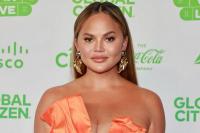 Pesan Chrissy Teigen untuk Penggemarnya, `Jangan Abaikan Tanda Penuaan`