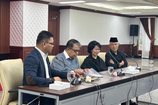 Sastrawan Goenawan Mohamad Menangis di MK, Minta DPR Dibubarkan