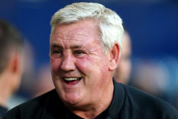Bruce menandatangani kontrak berdurasi dua tahun untuk menggantikan Neil Critchley yang dipecat pada Agustus lalu, karena membuka musim ini dengan kekalahan beruntun.