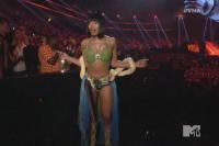 Tiru Britney Spears, Megan Thee Stallion Panik Bawa Ular Piton Albino ke Panggung MVA 2024