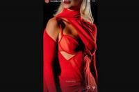 Kendall Jenner Tampil dengan Gaun Korset Merah Mugler di Runway L`Oreal Paris