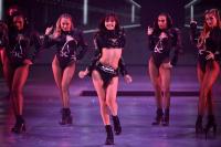Bergaya `Rockstar`, Lisa BLACKPINK Naik Motor Buka Victoria`s Secret Fashion Show 2024