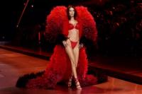 Sensasional, Bella Hadid Beraksi dengan Lingerie Merah di Victoria`s Secret Fashion Show 2024