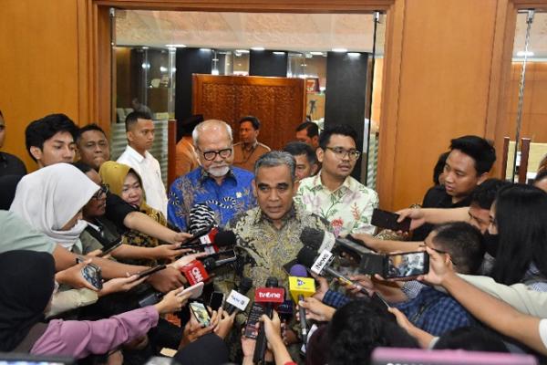 Hanya partisipasi yang aktif dari warga maka demokrasi bisa mendapatkan substansinya, bukan hanya prosedurnya saja.