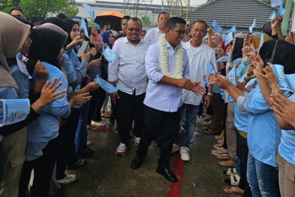 Andra Soni berkunjung ke pabrikdi Kabupaten Tangerang dan disambut para buruh.