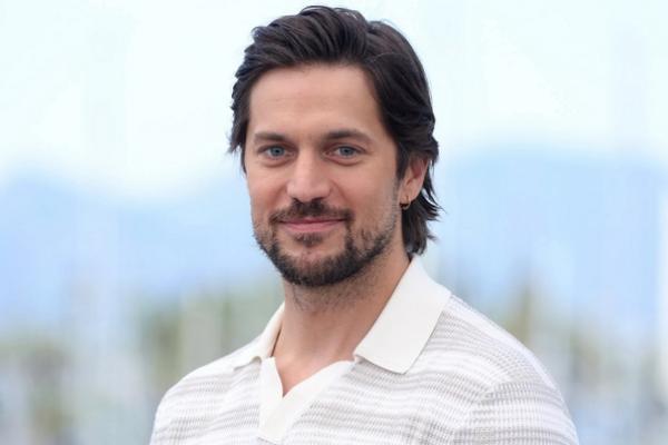 Usai Jadi Koki Seksi di Emily in Paris, Lucas Bravo Kini Jadi Perampok di Freedom