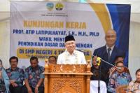 Kunjungi Almamater, Wamendikdasmen Serap Aspirasi Guru
