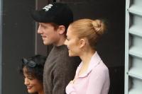 Hubungan Asmara Makin Terbuka di Publik, Ariana Grande Gandeng Tangan Ethan Slater 