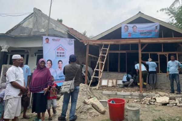 Buruh Sahabat Andra Soni - Dimyati menggelar kegiatan bedah rumah dan pemberian sumur bor
