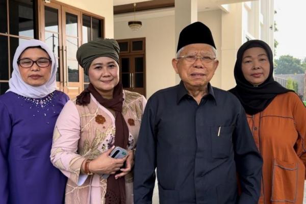KH. Ma`ruf Amin mengajak para kiai, nyai, para santri, serta seluruh kader PKB se Jawa Timur untuk bekerja keras memenangkan pasangan Luluk Nur Hamidan dan Lukmanul Khakim di Pilgub Jawa Timur.