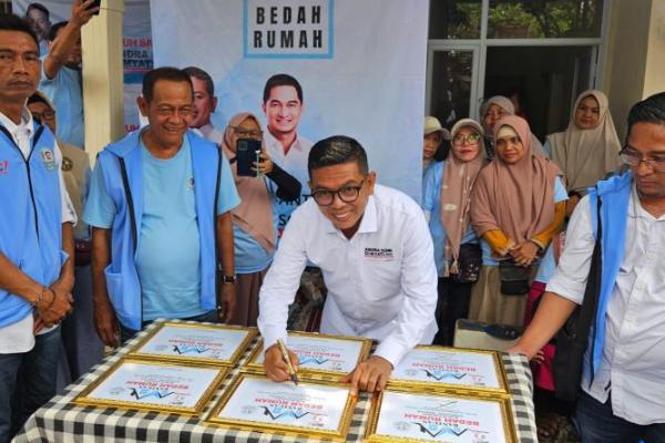 Andra Soni datangi rumah yang dibedah oleh Relawan Buruh Sahabat Andra Soni di Larangan, Kota Tangerang