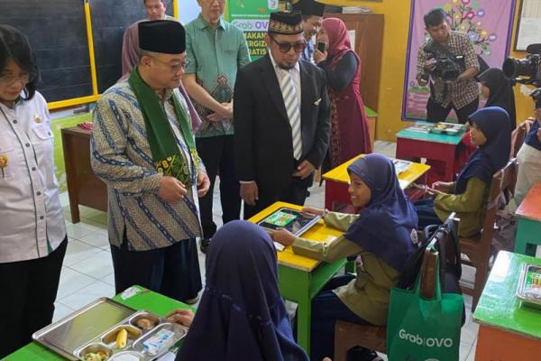 Belasan siswa duduk rapi di dalam kelas saat mendapatkan kunjungan Menteri Pendidikan Dasar dan Menengah (Mendikdasmen) Prof. Abdul Mu`ti di SD Muhammadiyah 1 Wonopeti, Yogyakarta