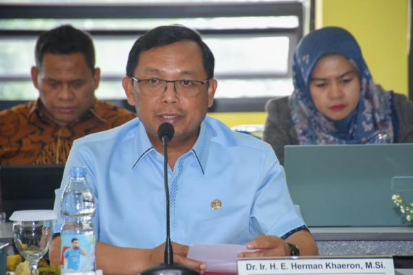 Kalau saya dulu masih kerja gajinya pas-pasan dulu kumpulin nanti dihabiskan di hari Lebaran karena ini adalah hari yang secara turun-temurun juga menjadi sakral bagi umat Islam sebagai bagian terpenting dalam kehidupannya seperti saya.