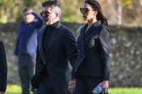 Sedih, Simon Cowell Peluk Erat Tunangannya di Pemakaman Liam Payne