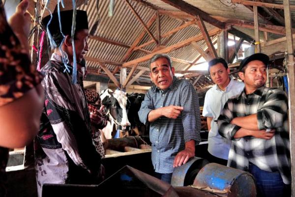 Muzani berdialog dengan para masyarakat setempat mendengar keluh kesah dan kesulitan-kesulitan yang dihadapi