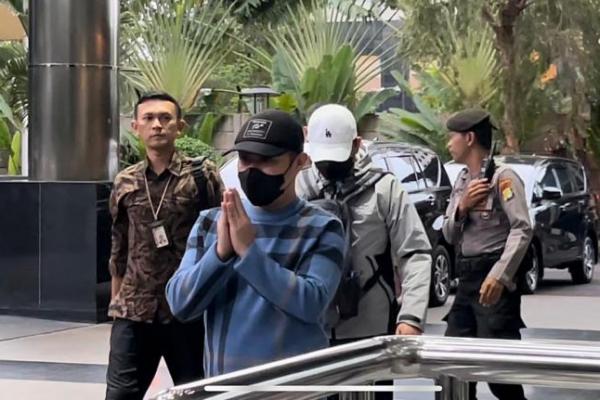 Risnandar tiba pukul 17.38 WIB usai diamankan Tim KPK dalam OTT tersebut.