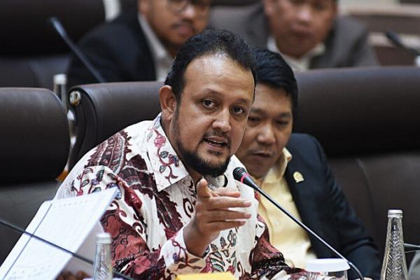 Yang pertama harus dipahami, sektor industri dan UMKM saat ini tidak dalam kondisi baik-baik saja. Banyak perusahaan, seperti Sritex dan Pan Brothers, sudah berada di ambang kegagalan.
