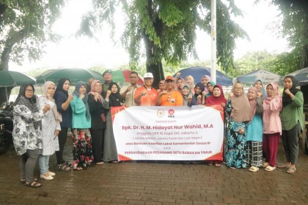 Reses Perdana, HNW Dengarkan Aspirasi Konstituen Hingga Salurkan Bantuan UMKM