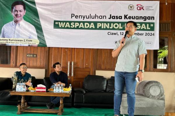 Tommy Kurniawan dan OJK memberi penyuluhan penting ke Warga Ciawi terkait bahaya pinjol ilegal.