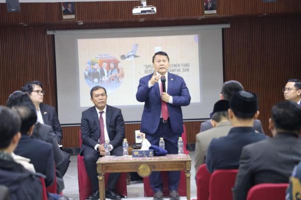 Kami gembira melihat surplus perdagangan yang terus meningkat dan jumlah mahasiswa kita yang semakin banyak di Mesir. Pandangan masyarakat Mesir terhadap Indonesia juga luar biasa.