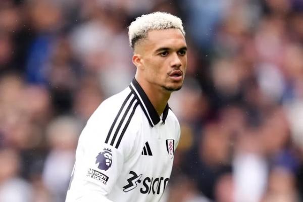 Bek Fulham, Antonee Robinson, memberikan lampu hijau untuk meninggalkan Fulham pada bursa transfer Januari, di tengah minat dari sejumlah klub papan atas terhadap pemain 27 tahun tersebut.