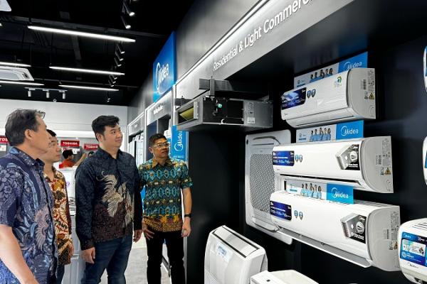 Adapun Shop In Shop ini menawarkan lengkapnya lini produk AC hingga home appliance/peralatan rumah tangga dari Midea