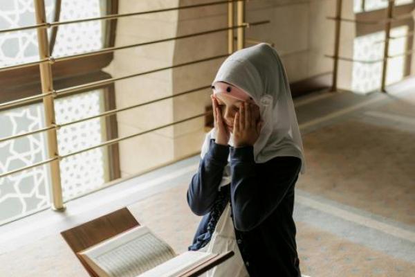 Bulan Rajab, salah satu bulan suci dalam kalender Islam, memiliki berbagai nama yang mencerminkan makna dan keistimewaannya