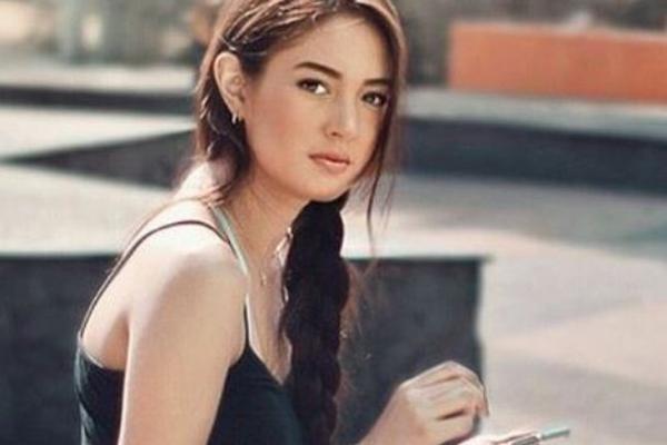 Tahun baru 2025, artis cantik Aurelie Moeremans beri kabar bahagia telah dinikahi pria bule Tyler Bigenho