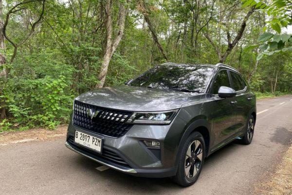 Wuling Alvez terbilang cukup irit karena menghasilkan efisiensi hingga 1 liter per 20 kilometer di jalan tol. Angka yang mengesankan untuk ukuran SUV compact.