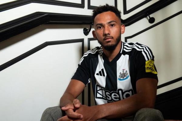 Newcastle United menolak tawaran yang diajukan Fenerbahce untuk pemain bertahan Lloyd Kelly.