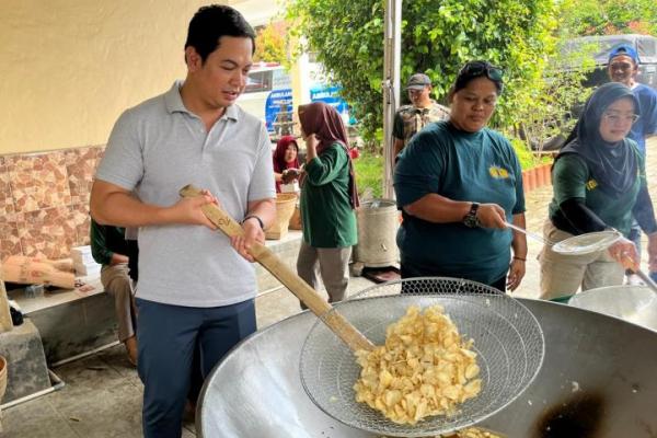 Reses, Tommy Kurniawan Siapkan Alat Produksi Keripik Singkong di Kabupaten Bogor