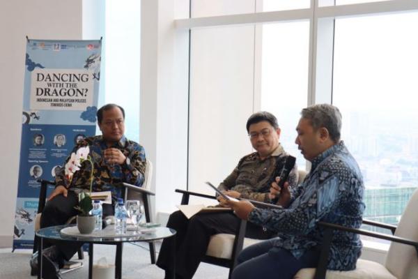 Strategi ini memungkinkan Indonesia menjaga perannya sebagai mediator dan kekuatan penyeimbang di kawasan.