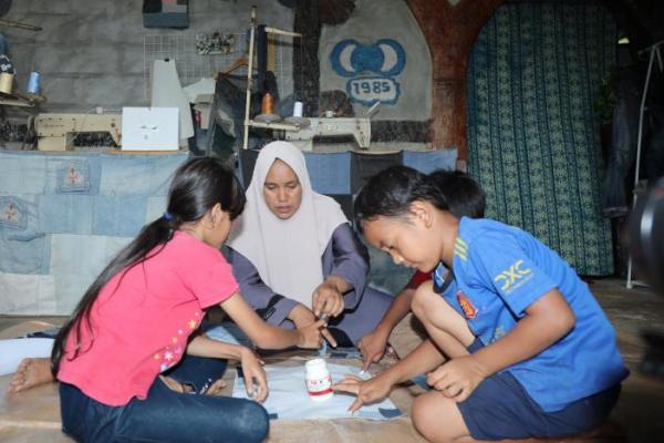 Nasabah PNM Mekaar Mengajar dan Berkarya, Ibu Aan mampu wujudkan mimpinya. 
