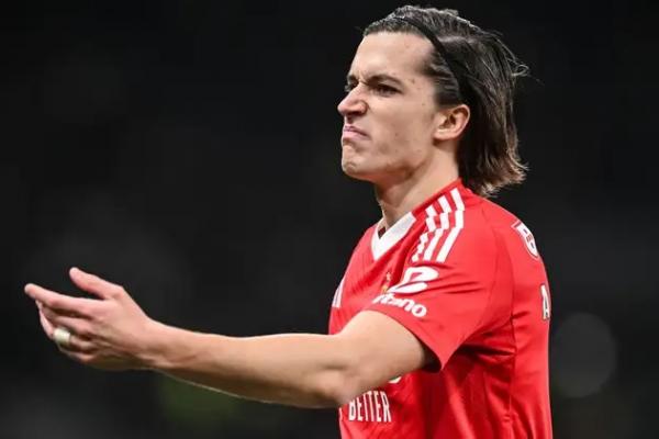 Manchester United (MU) mengirimkan pemandu bakat untuk memantau bek muda Benfica, Alvaro Carreras.