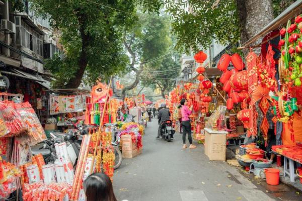 Tahun Baru Imlek 2025 jatuh pada tanggal 29 Januari 2025, menandai dimulainya Tahun Ular Kayu dalam kalender Tionghoa. Seperti biasa, warna merah akan mendominasi perayaan ini