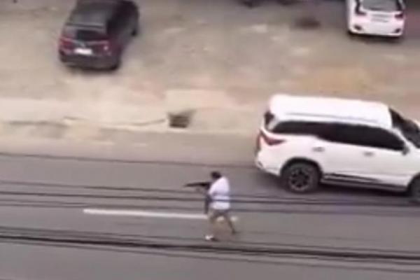 Baku tembak antara polisi dan pelaku curanmor di Lampung viral di media sosial. Satu orang diamankan
