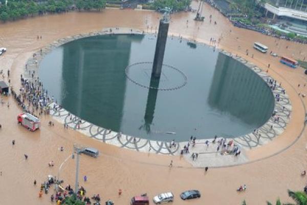 Banjir merupakan ancaman tahunan yang sulit dihindari oleh Jakarta