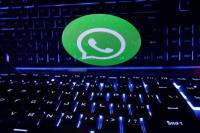 Sebuah papan ketik diletakkan di depan logo WhatsApp yang ditampilkan dalam ilustrasi (Foto: REUTERS)