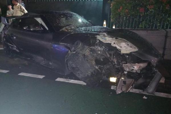 Kecelakaan lalu lintas terjadi di dekat Bundaran HI, Jalan Thamrin, Jakarta Pusat, melibatkan mobil sport Toyota Supra