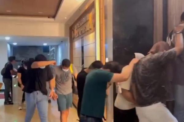 Polisi ungkap pesta seks gay ternyata bukan hanya lajang, melainkan ada yang sudah beristri